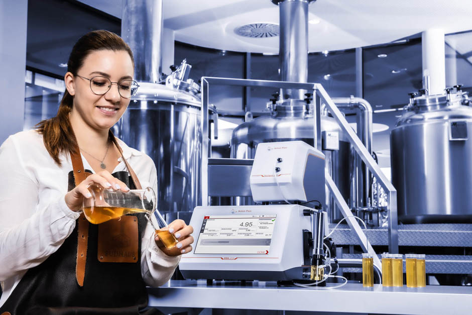 Alcolyzer_3001_measuring-samples-in-brewery